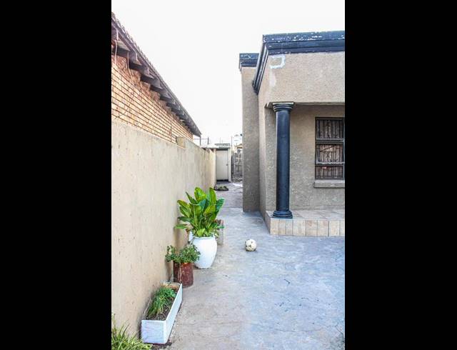 2 BEDROOM HOUSE FOR SALE IN UMTHAMBEKA